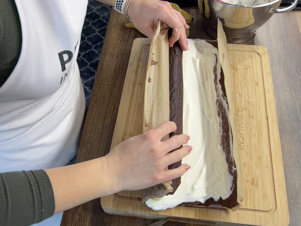 Krtkova roláda - lehký kakaový dezert s tvarohovým krémem a banánem