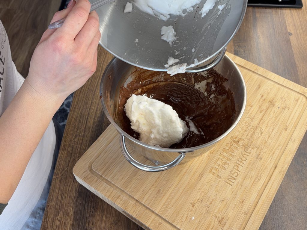 Krtkova roláda - lehký kakaový dezert s tvarohovým krémem a banánem