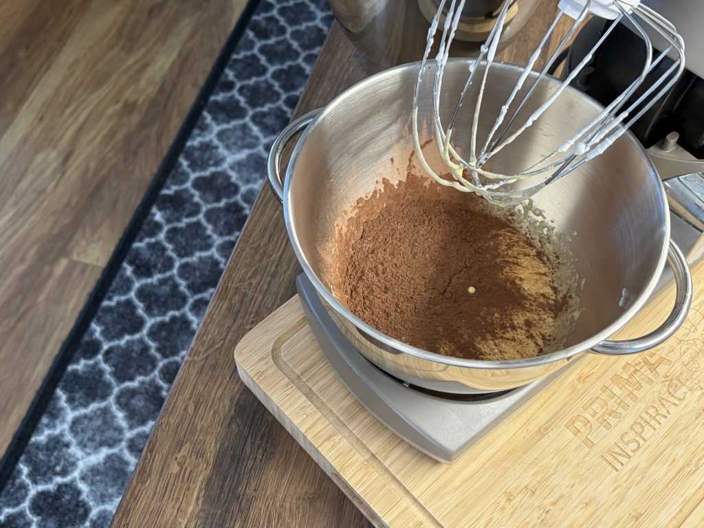 Krtkova roláda - lehký kakaový dezert s tvarohovým krémem a banánem