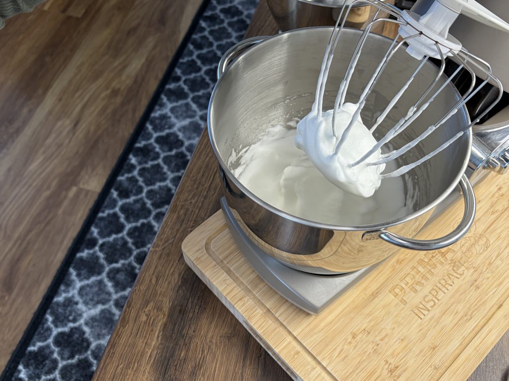 Krtkova roláda - lehký kakaový dezert s tvarohovým krémem a banánem