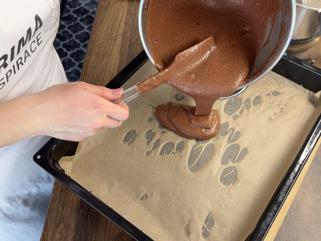 Krtkova roláda - lehký kakaový dezert s tvarohovým krémem a banánem