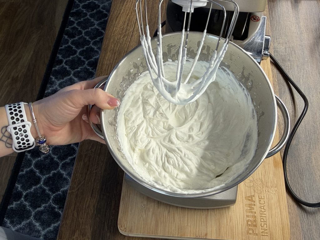 Krtkova roláda - lehký kakaový dezert s tvarohovým krémem a banánem