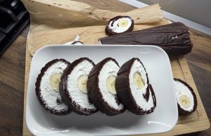 Krtkova roláda – lehký kakaový dezert s tvarohovým krémem a banánem Krtkova roláda s banánem a krémem: jednoduchý dezert, který mizí rychleji než dort