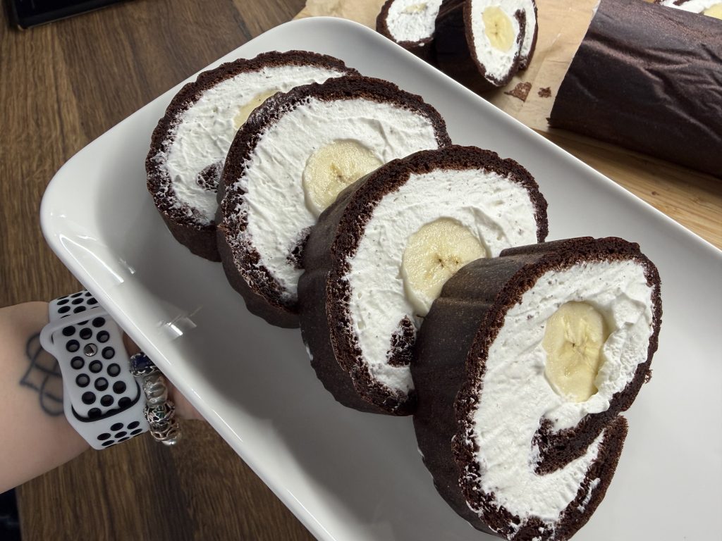 Krtkova roláda - lehký kakaový dezert s tvarohovým krémem a banánem