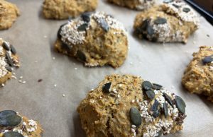 Mrkvové housky s ovesnými vločkami a chia semínky Mrkvové housky s ovesnými vločkami a chia semínky – zdravější domácí pečivo