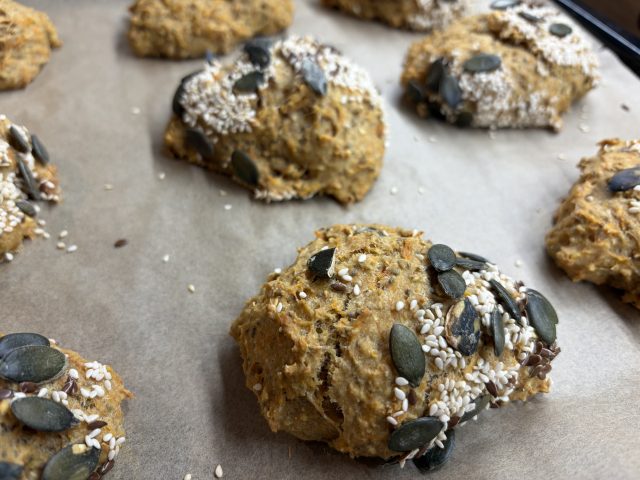 Mrkvové housky s ovesnými vločkami a chia semínky – zdravější domácí pečivo