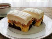 Obrácený jablečný koláč s mramorovým těstem, tvarohem a karamelovou šlehačkou