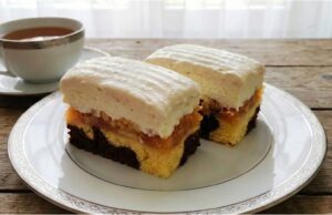 Obrácený jablečný zákusek s karamelovou šlehačkou: Šťavnatý král rodinných oslav Obrácený jablečný koláč s mramorovým těstem, tvarohem a karamelovou šlehačkou