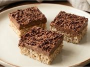 Ořechové řezy s kávovým krémem: Poctivý dezert šlehaný nad párou Luxusní ořechovo-kávové řezy s krémem – křehký dezert pro milovníky kávy