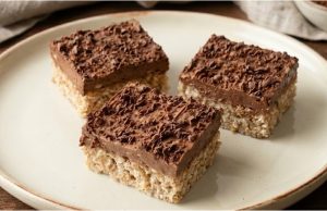 Ořechové řezy s kávovým krémem: Poctivý dezert šlehaný nad párou Luxusní ořechovo-kávové řezy s krémem – křehký dezert pro milovníky kávy