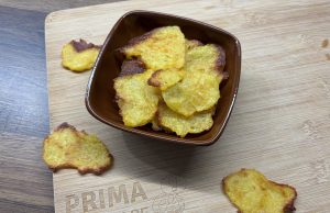 Pečené bramborové chipsy Pečené bramborové chipsy z vařených brambor – křupavý snack z trouby