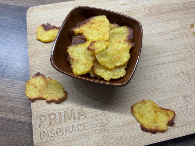 Pečené bramborové chipsy z vařených brambor – křupavý snack z trouby