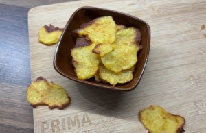 Pečené bramborové chipsy Pečené bramborové chipsy z vařených brambor – křupavý snack z trouby