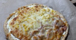 Domácí pizza se zdravějším tvarohovým základem Pizza s tvarohovým základem bez kynutí – rychlá, lehká a hotová za pár minut