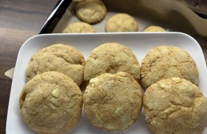 Plněné pistáciové sušenky s bílou čokoládou – měkké a popraskané