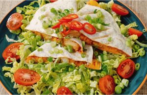 Domácí Qurrito jako z KFC: S poctivou BBQ omáčkou a kořeněným kuřetem Domácí Qurrito s kuřecím masem a BBQ omáčkou – lepší než z fast foodu