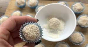 Rafaello kuličky z kokosu a Salka: Nepečená sladká klasika hotová za pár minut