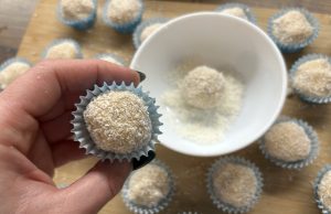 Rafaello kuličky z kokosu a Salka Rafaello kuličky z kokosu a Salka: Nepečená sladká klasika hotová za pár minut