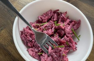 Salát ze tří ingrediencí – červená řepa, jablko a jogurt Zapečené papriky s vejcem, slaninou a sýrem – rychlá večeře z pár surovin