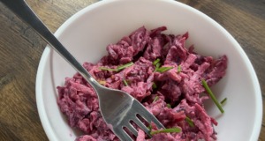 Salát ze tří ingrediencí – červená řepa, jablko a jogurt Zapečené papriky s vejcem, slaninou a sýrem – rychlá večeře z pár surovin