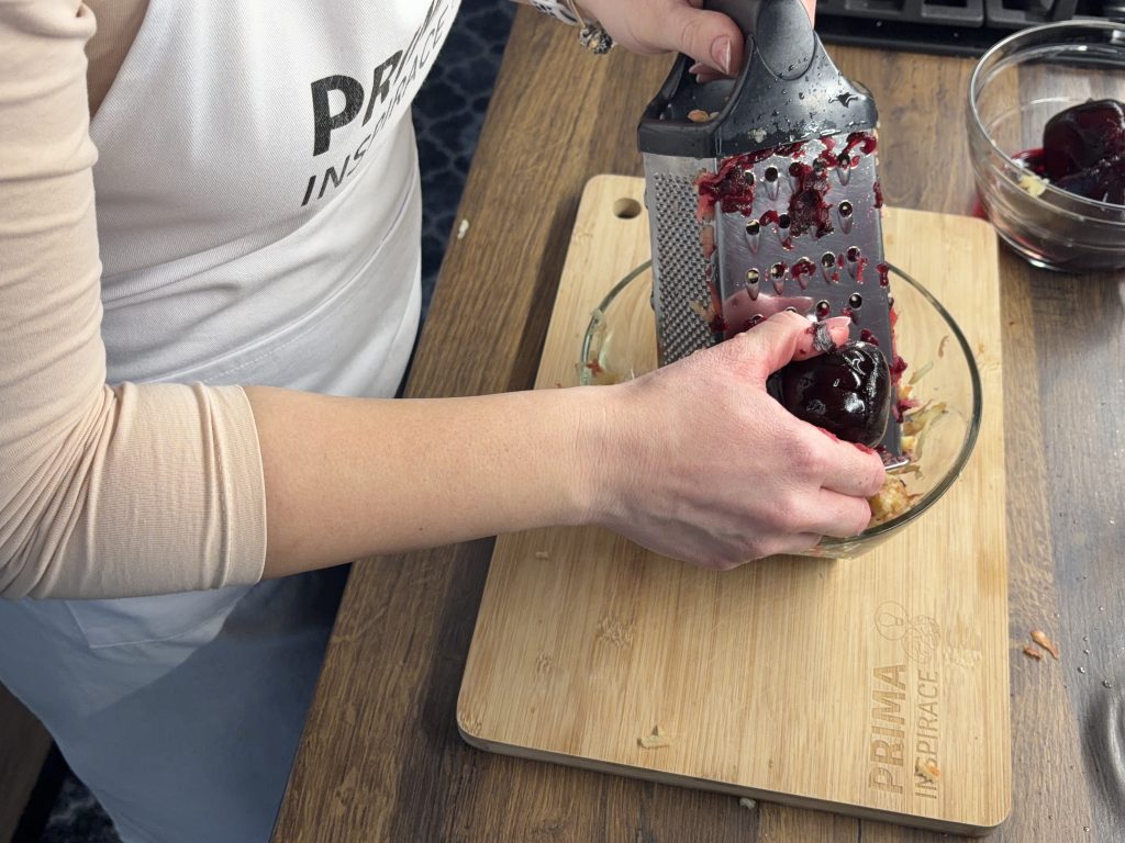 Salát ze tří ingrediencí - červená řepa, jablko a jogurt