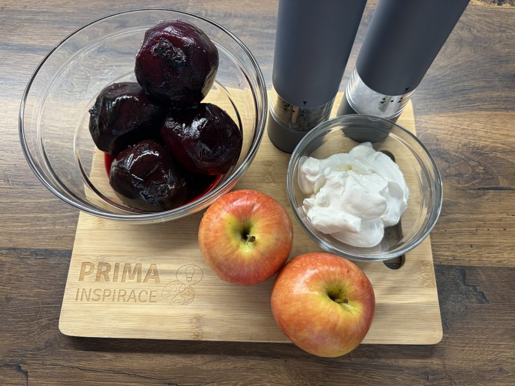 Salát ze tří ingrediencí - červená řepa, jablko a jogurt