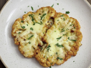 Pečený květák se sýrem: jednoduchý recept na rychlý oběd nebo večeři