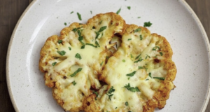 Rychlý a snadný recept na pečený květák se sýrem! Pečený květák se sýrem: jednoduchý recept na rychlý oběd nebo večeři