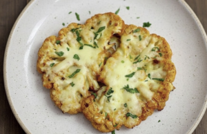 Rychlý a snadný recept na pečený květák se sýrem! Pečený květák se sýrem: jednoduchý recept na rychlý oběd nebo večeři