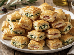 Rychlé slané jednohubky z listového těsta s párky a rajčatovým protlakem