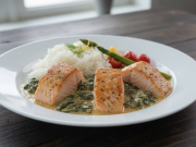 Nevíte co si připravit k obědu? Vyzkoušejte tyto lososové kostky na smetaně a špenátu! Krémový losos na smetaně a špenátu – rychlý a zdravý oběd hotový za pár minut