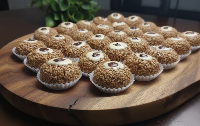 Arašídové košíčky s čokoládovou polevou a sezamem – jednoduché domácí cukroví Arašídové košíčky s čokoládovou polevou a sezamem – jednoduché domácí cukroví