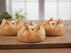 Masové růžičky z listového těsta – efektní slaná pochoutka s mletým masem a sýrem