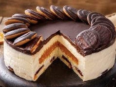 Nepečený tvarohový dort se sušenkami, džemem a čokoládou