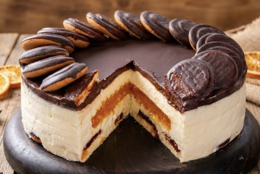 Nepečený tvarohový dort se sušenkami, džemem a čokoládou