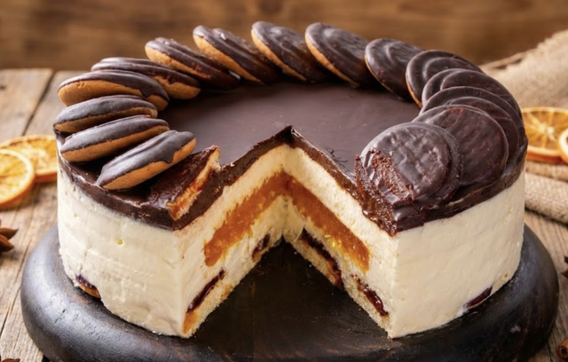 Nepečený tvarohový dort se sušenkami, džemem a čokoládou Nepečený tvarohový dort se sušenkami, džemem a čokoládou