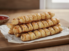 Sýrovo-šunkové tyčinky z listového těsta – blesková svačina z pár surovin