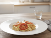 Zapečená kuřecí prsa se smetanou a rajčaty – rychlý rodinný oběd z jednoho pekáče