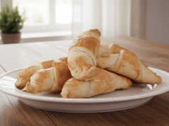 Domácí slané croissanty se šunkou a sýrem: rychlé pečivo z listového těsta