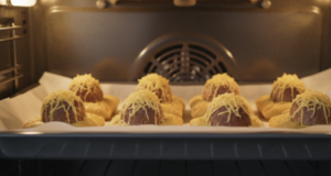 Vynikající masové kuličky, které stačí jednoduše obalit v sýru a listovém těstíčku! Masové kuličky se sýrem v listovém těstě – křupavá večeře i efektní pohoštění