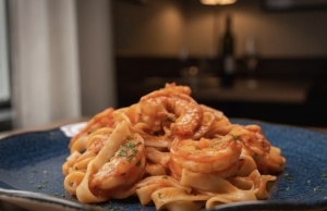 Těstoviny s rajčaty, krevetami a bílým vínem – rychlý oběd s nádechem Itálie