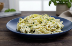 Nevíte co k víkendovému obědu? Vyzkoušejte tyto krémové těstoviny na smetaně a česneku! Jednoduché smetanové těstoviny s citronem a česnekem hotové za pár minut