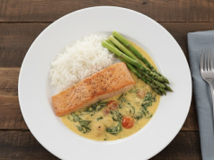 Losos na smetaně a sýru – rychlý krémový oběd z pánve hotový za 30 minut