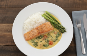 Připravte si tuto skvělou variantu lososa na smetaně a sýru Losos na smetaně a sýru – rychlý krémový oběd z pánve hotový za 30 minut