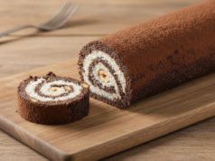 Jednoduchý recept na nepečený zákusek – Vyzkoušejte tuto oříškovou roládu! Nepečená kokosová roláda s lískovými oříšky: Luxusní dezert bez trouby