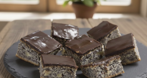 Ideální dezert k odpolední kávě: Nadýchaný makový zákusek s jablky! Jablečno-makový zákusek se zakysanou smetanou a čokoládovou polevou