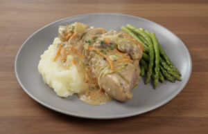 Inspirace na skvělý a zároveň rychle připravený oběd – Kuřecí stehna na vínu, másle a smetaně!