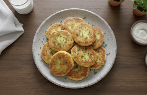 Rychlé bramborové placičky se sýrem: Hotové za pár minut a krásně křupavé