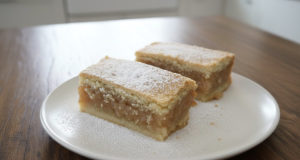 Jablečný koláč se smetanou a ořechy: Nadýchaný dezert hotový za chvíli