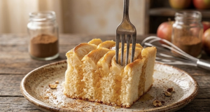 Kynutý jablečný koláč s medem: Nadýchaná klasika ke kávě